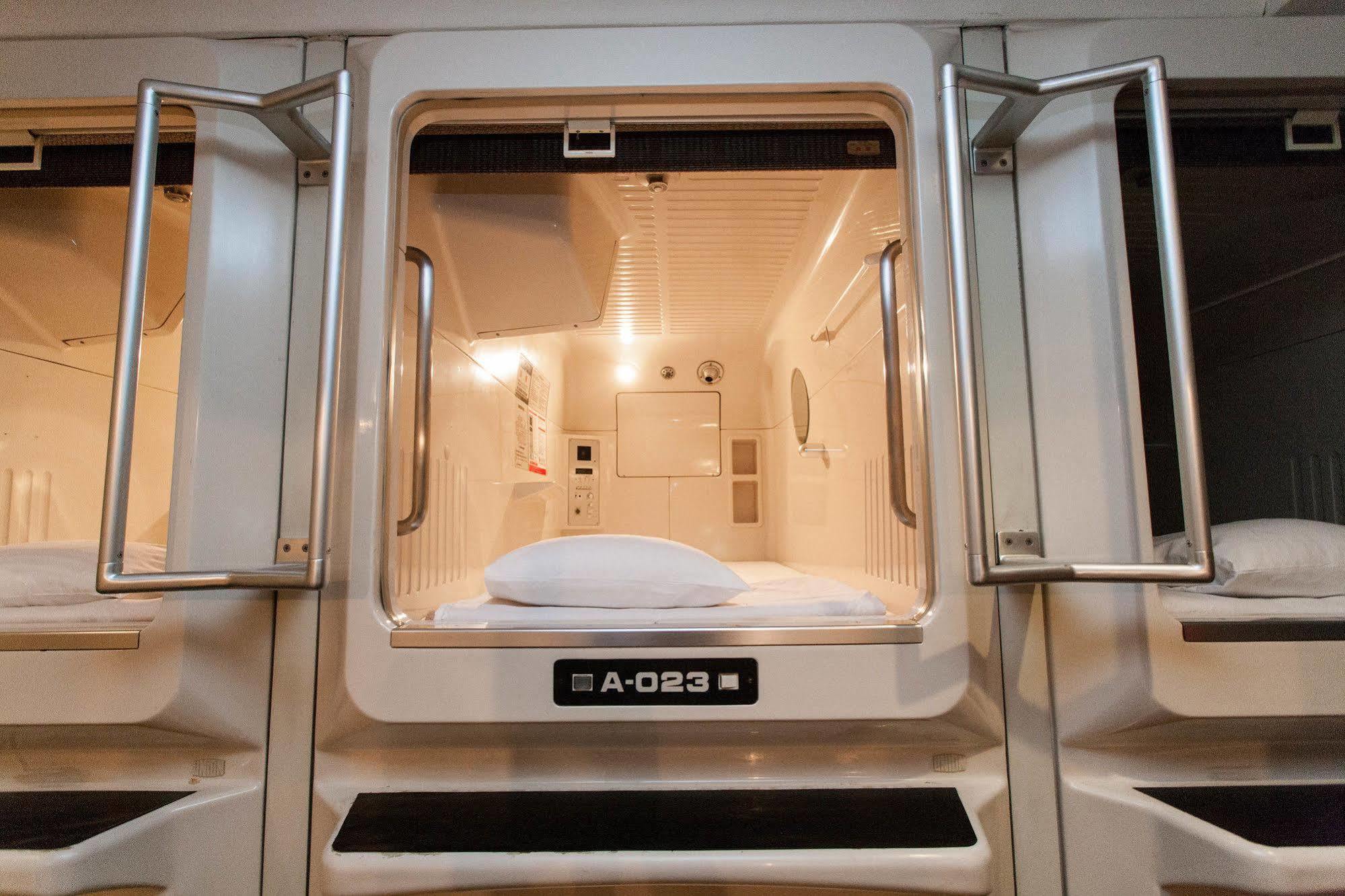 Capsule Hotel Asahi Plaza Shinsaibashi Osaka Zewnętrze zdjęcie